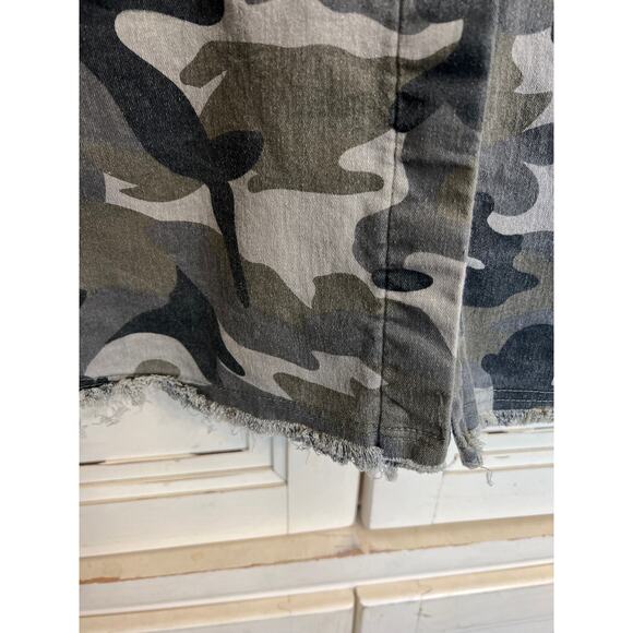Umgee size medium women’s camouflage jacket raw hem - Picture 2 of 5
